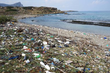 Kirliliği Kuzey Kıbrıs beach üzerinde