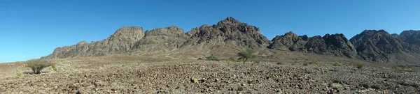 ヨルダンの山近くの岩石砂漠 — ストック写真