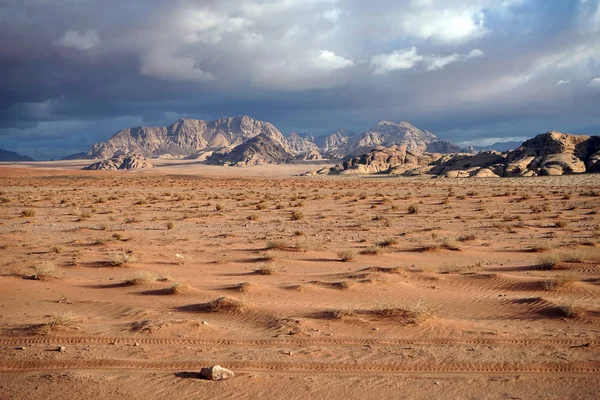 Темні Хмари Wadi Rum Пустелі Йорданія — стокове фото