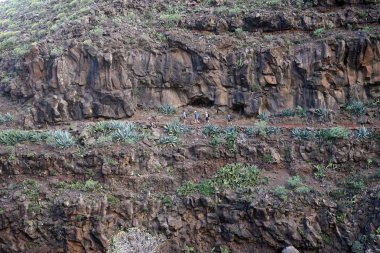 İnsanlar adada La Gomera, İspanya dağ izinde yürümek