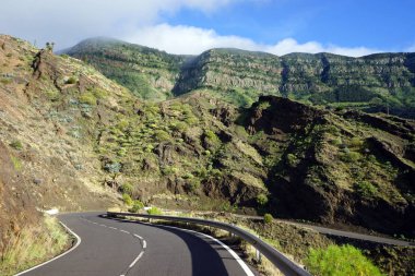 yol asfalt ve dağ