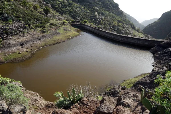 西班牙拉戈梅拉岛山区有水的小池塘 — 图库照片