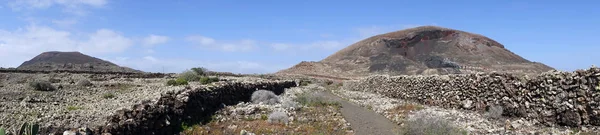 西班牙富埃特文图拉岛上的石墙和火山 — 图库照片