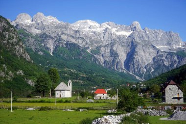 Vilage ve dağ manzarası