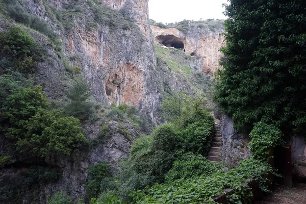 Пещеры и ступеньки — стоковое фото