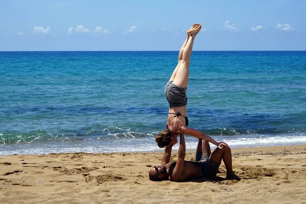 海滩上的瑜伽 — 图库照片