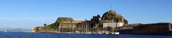 码头和老堡垒 — 图库照片