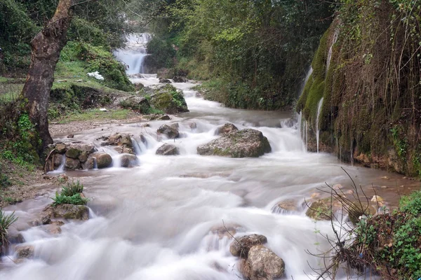 Pequena cachoeira — Fotografia de Stock