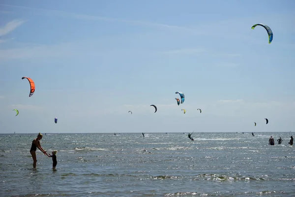 Mensen in zee — Stockfoto