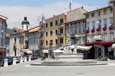 İtalya, Gorizia 'nın ana meydanındaki çeşme.