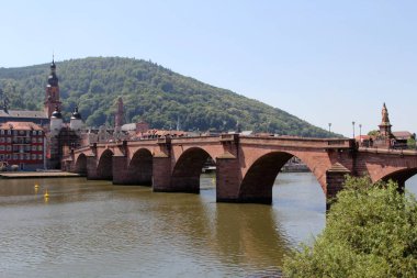 Güzel Heidelberg, Almanya. Eski taş köprünün manzarası. Eski kasabanın yan tarafında bir ortaçağ köprü kapısı var ve aslında kasabanın duvarının bir parçasıydı..