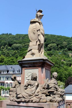 Heidelberg, Almanya 'daki eski köprü anıtı. Karl Theodor Köprüsü, Alte Brcke olarak da bilinen Karl Theodor-Brucke Köprüsü, Heidelberg 'de Neckar Nehri' ni geçen taş bir köprüdür..