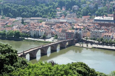 Güzel Heidelberg, Almanya. Eski taş köprünün manzarası. Eski kasabanın yan tarafında bir ortaçağ köprü kapısı var ve aslında kasabanın duvarının bir parçasıydı..