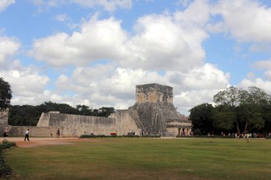 Maya Piramidini ziyaret eden turistler Chichen Itza. Chichen Itza Meksika 'da en çok ziyaret edilen arkeolojik alanlardan biri..