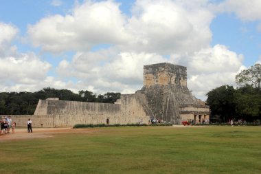 Maya Piramidini ziyaret eden turistler Chichen Itza. Chichen Itza Meksika 'da en çok ziyaret edilen arkeolojik alanlardan biri..