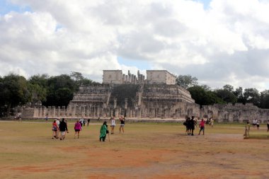 Maya Piramidini ziyaret eden turistler Chichen Itza. Chichen Itza Meksika 'da en çok ziyaret edilen arkeolojik alanlardan biri..