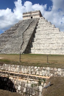 Maya Piramidini ziyaret eden turistler Chichen Itza. Chichen Itza Meksika 'da en çok ziyaret edilen arkeolojik alanlardan biri..