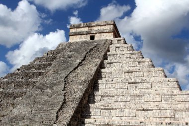 Maya Piramidini ziyaret eden turistler Chichen Itza. Chichen Itza Meksika 'da en çok ziyaret edilen arkeolojik alanlardan biri..