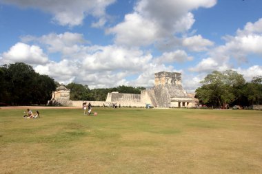 Maya Piramidini ziyaret eden turistler Chichen Itza. Chichen Itza Meksika 'da en çok ziyaret edilen arkeolojik alanlardan biri..