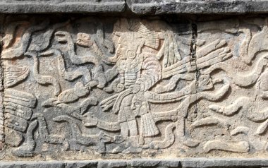 Meksika, Yucatan 'daki Maya piramidinin arkeolojik bir alanı olan Chichen Itza' daki taş yardım ekibi..