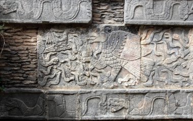 Meksika, Yucatan 'daki Maya piramidinin arkeolojik bir alanı olan Chichen Itza' daki taş yardım ekibi..