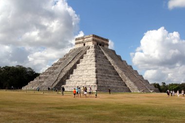 Maya Piramidini ziyaret eden turistler Chichen Itza. Chichen Itza Meksika 'da en çok ziyaret edilen arkeolojik alanlardan biri..