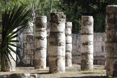 Maya Piramidini ziyaret eden turistler Chichen Itza. Chichen Itza Meksika 'da en çok ziyaret edilen arkeolojik alanlardan biri..
