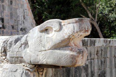 Maya Piramidi Chichen Itza 'yı ziyaret ediyorum. Chichen Itza, Meksika 'nın Yucatan kentindeki en çok ziyaret edilen arkeolojik alanlardan biri..