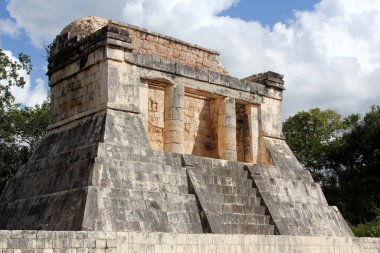 Maya Piramidini ziyaret eden turistler Chichen Itza. Chichen Itza Meksika 'da en çok ziyaret edilen arkeolojik alanlardan biri..