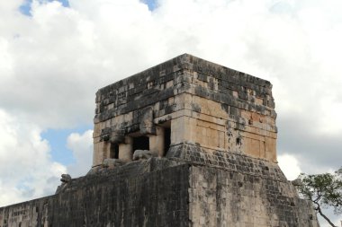Maya Piramidini ziyaret eden turistler Chichen Itza. Chichen Itza Meksika 'da en çok ziyaret edilen arkeolojik alanlardan biri..