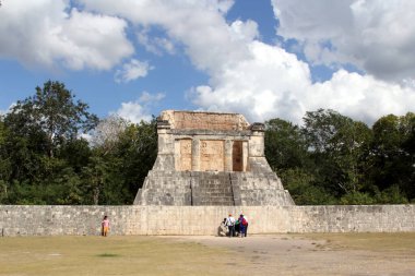 Maya Piramidini ziyaret eden turistler Chichen Itza. Chichen Itza Meksika 'da en çok ziyaret edilen arkeolojik alanlardan biri..