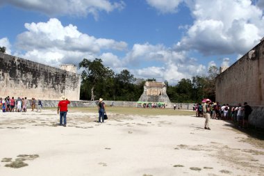 Maya Piramidini ziyaret eden turistler Chichen Itza. Chichen Itza Meksika 'da en çok ziyaret edilen arkeolojik alanlardan biri..