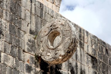 Maya Piramidi Chichen Itza 'yı ziyaret ediyorum. Chichen Itza, Meksika 'nın Yucatan kentindeki en çok ziyaret edilen arkeolojik alanlardan biri..