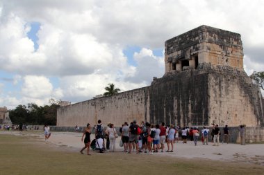 Maya Piramidini ziyaret eden turistler Chichen Itza. Chichen Itza Meksika 'da en çok ziyaret edilen arkeolojik alanlardan biri..