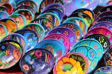 Meksika el yapımı hediyelik eşyalar. Meksika 'daki açık hava pazarında seramik hediyelik eşya..