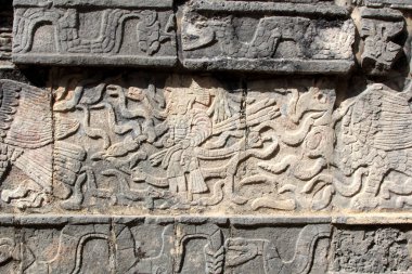 Meksika, Yucatan 'daki Maya piramidinin arkeolojik bir alanı olan Chichen Itza' daki taş yardım ekibi..