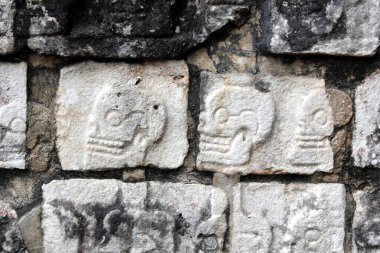 Meksika, Yucatan 'daki Maya piramidinin arkeolojik bir alanı olan Chichen Itza' daki taş yardım ekibi..