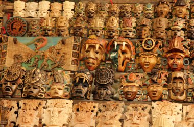 Maya ahşap maskeleri Meksika 'daki açık hava pazarında hediyelik eşya olarak kullanılıyor..