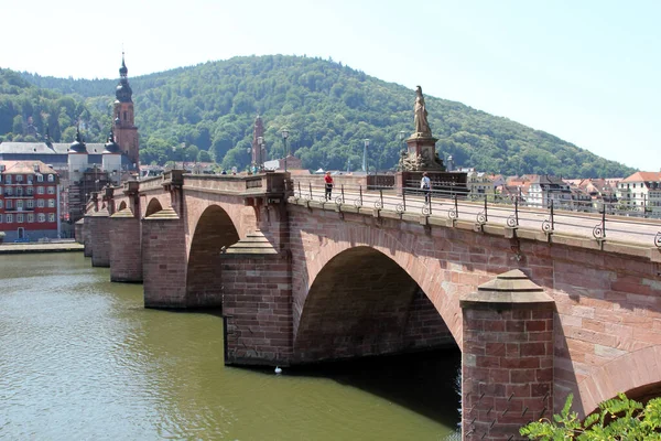 Piękna Heidelberg Niemcy Widok Starego Kamiennego Mostu Średniowieczna Brama Mostowa — Zdjęcie stockowe
