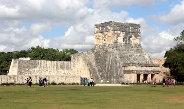 Turistas Visitam Pirâmide Maia Chichen Itza Chichen Itza Dos Sítios — Fotografia de Stock