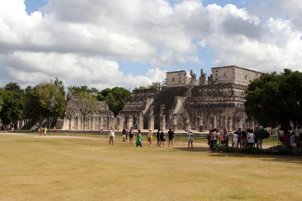 Turistas Visitando Pirámide Maya Chichén Itzá Chichén Itzá Uno Los —  Fotos de Stock