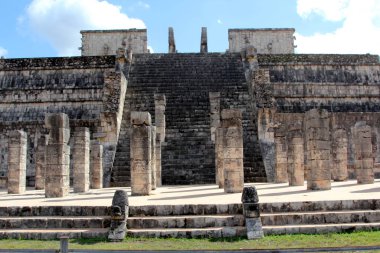 Maya Piramidi Chichen Itza 'yı ziyaret ediyorum. Chichen Itza, Meksika 'nın Yucatan kentindeki en çok ziyaret edilen arkeolojik alanlardan biri..