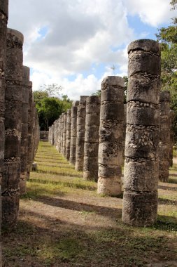 Maya Piramidi Chichen Itza 'yı ziyaret ediyorum. Chichen Itza, Meksika 'nın Yucatan kentindeki en çok ziyaret edilen arkeolojik alanlardan biri..