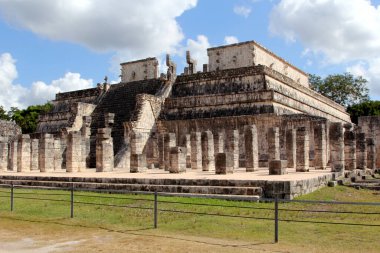 Maya Piramidi Chichen Itza 'yı ziyaret ediyorum. Chichen Itza, Meksika 'nın Yucatan kentindeki en çok ziyaret edilen arkeolojik alanlardan biri..