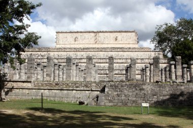 Maya Piramidi Chichen Itza 'yı ziyaret ediyorum. Chichen Itza, Meksika 'nın Yucatan kentindeki en çok ziyaret edilen arkeolojik alanlardan biri..