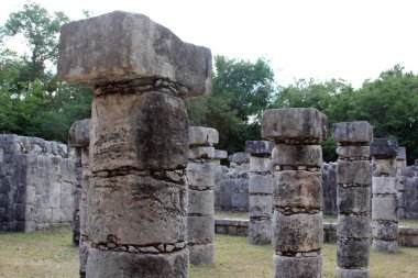 Maya Piramidi Chichen Itza 'yı ziyaret ediyorum. Chichen Itza, Meksika 'nın Yucatan kentindeki en çok ziyaret edilen arkeolojik alanlardan biri..