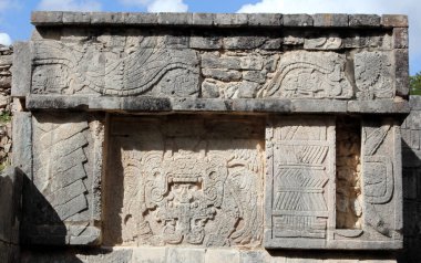 Meksika, Yucatan 'daki Maya piramidinin arkeolojik bir alanı olan Chichen Itza' daki taş yardım ekibi..