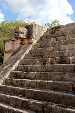 Maya Piramidi Chichen Itza 'yı ziyaret ediyorum. Chichen Itza, Meksika 'nın Yucatan kentindeki en çok ziyaret edilen arkeolojik alanlardan biri..