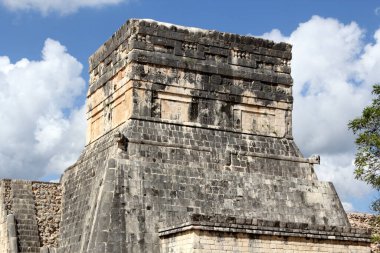 Maya Piramidi Chichen Itza 'yı ziyaret ediyorum. Chichen Itza, Meksika 'nın Yucatan kentindeki en çok ziyaret edilen arkeolojik alanlardan biri..