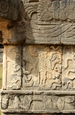Meksika, Yucatan 'daki Maya piramidinin arkeolojik bir alanı olan Chichen Itza' daki taş yardım ekibi..